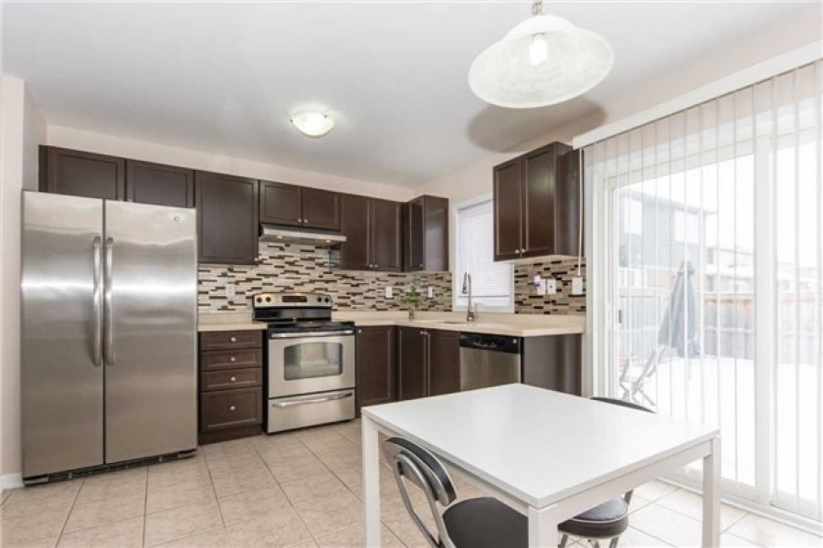 3 Bedroom Detached Home For Sale in Clarke, Milton