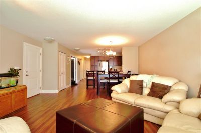 Bright Townhome in Awsome Location!