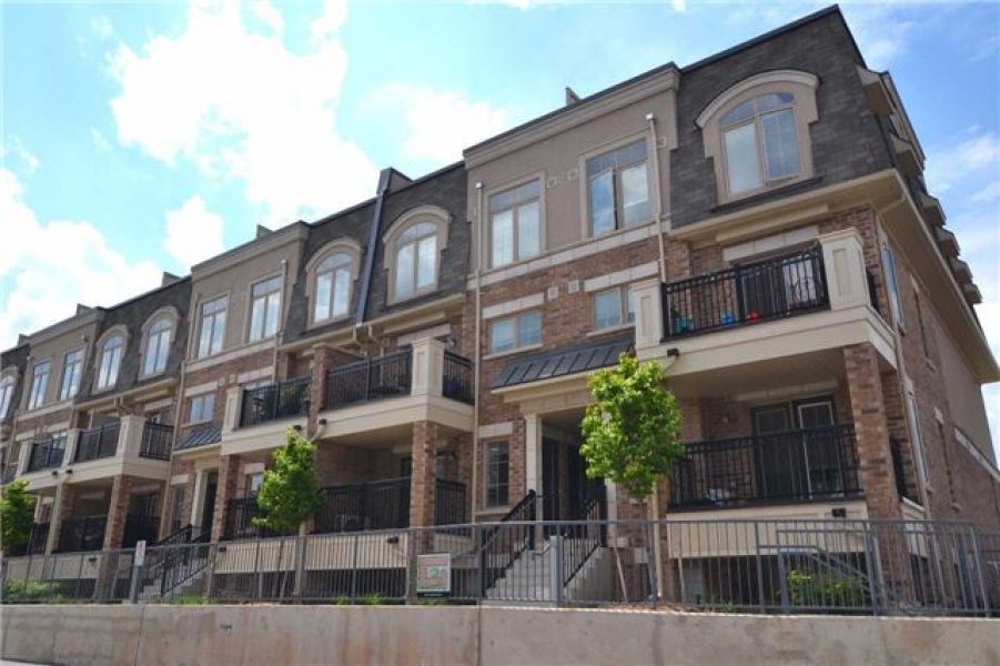 2 Bedroom Condo Town House For Sale in West Oak, Oakville