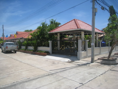 Pattaya Pool Villa inside Bang Saray Estate