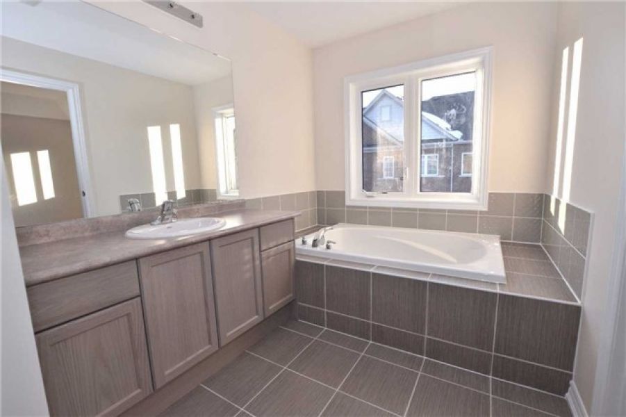 3 Bedroom Freehold Town House for Sale in Clarke, Milton