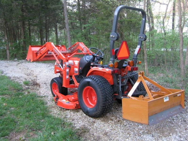 2004 Kubota B7610 Loader, Mower & Box Blade