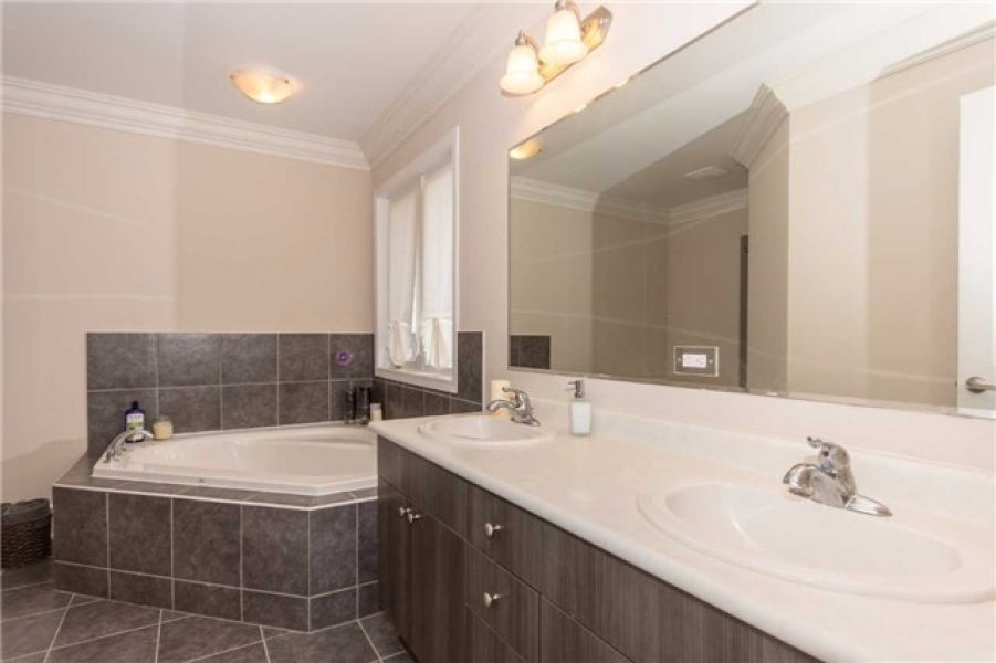 4+1 Bed Luxurious Detach Home For Sale in Willmott, Milton