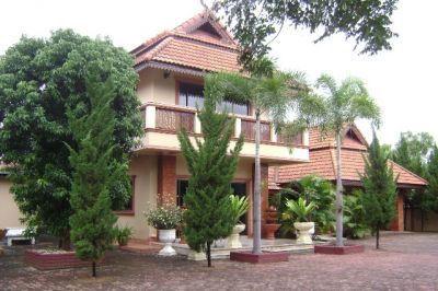 Extensive property suitable for private commercial use