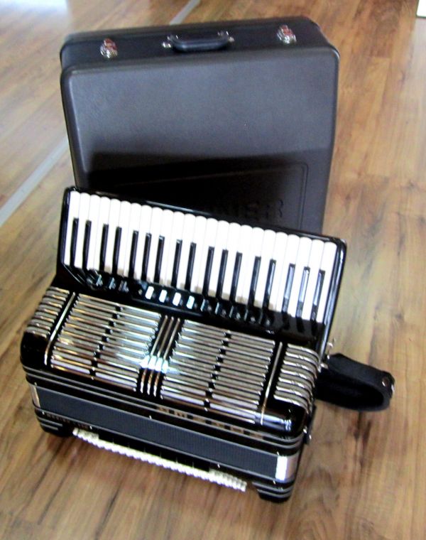Hohner Morino V 120 Accordion----3300$