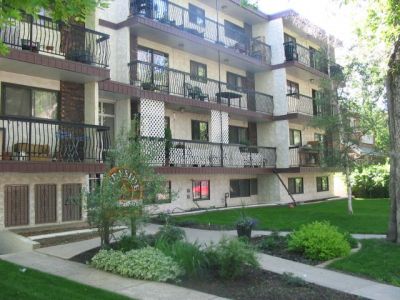 Modern 1 BD condo close to downtown for sale