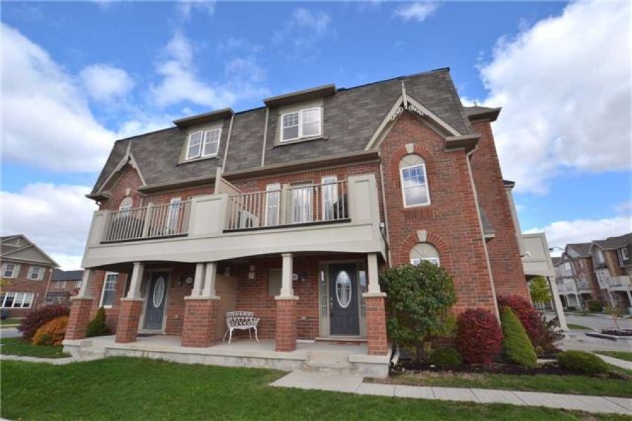 2+1 Bedroom Corner Townhouse For Sale in Harrison, Milton