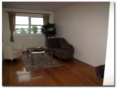 WATERFRONT 2-BEDROOMS*HARDWOOD*LARGE RENOVATED KITCHEN & BATH*FRIDGE STOVE DISHWASHER*PARKING