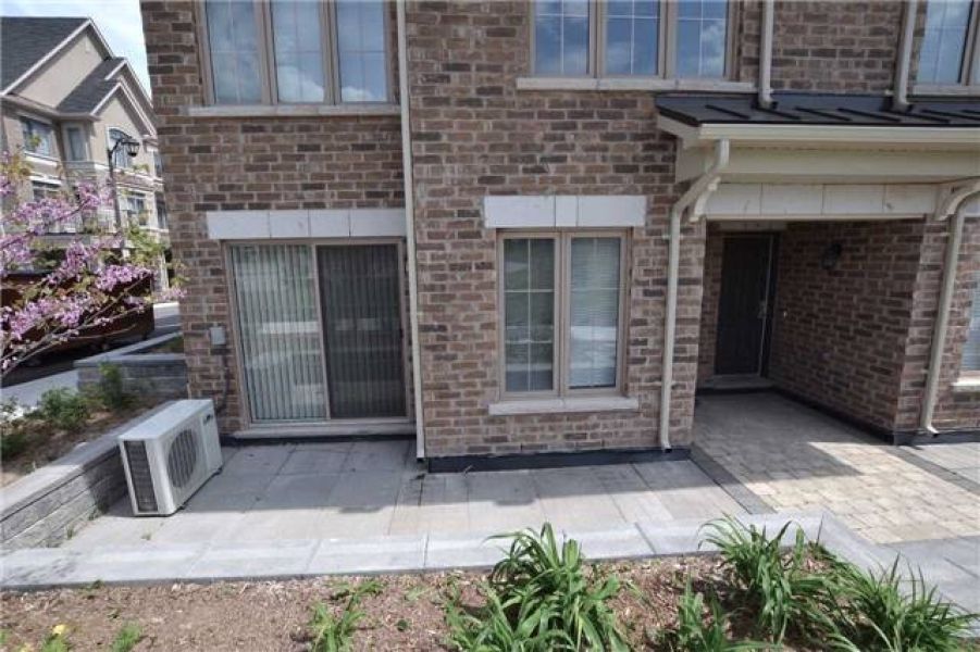2 Bedroom Condo Town House For Sale in West Oak, Oakville