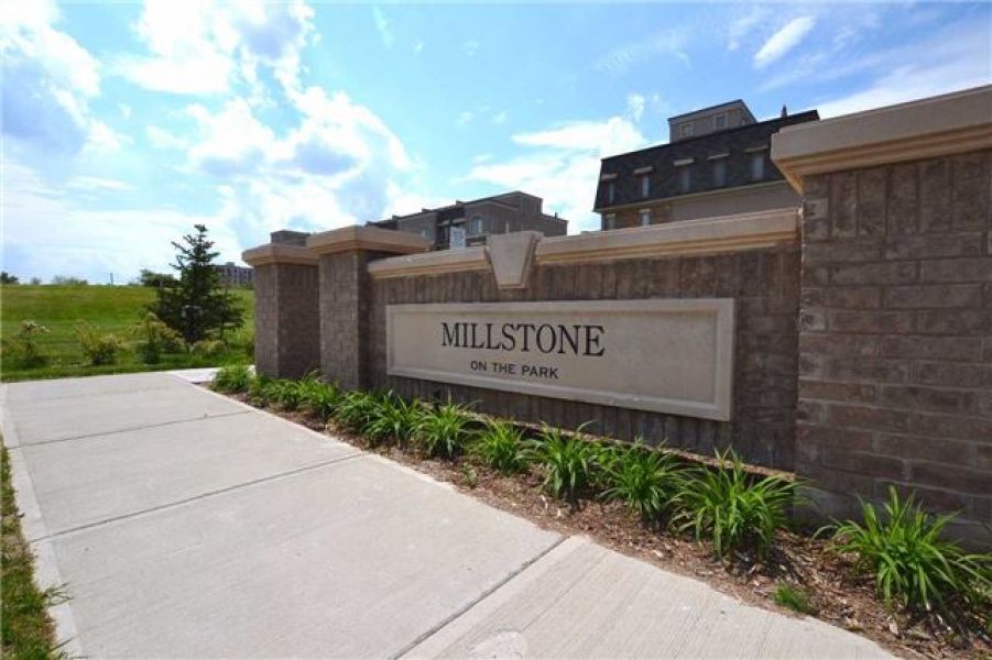 2 Bedroom Condo Town House For Sale in West Oak, Oakville