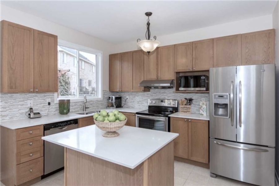 3 Bedroom Detach Home For Sale in Beaty Milton