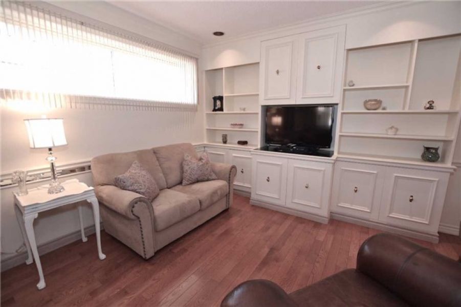 3 Bedroom Bungalow Home For Sale in Streetsville, Mississauga