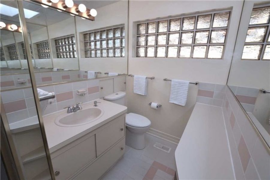 3 Bedroom Bungalow Home For Sale in Streetsville, Mississauga