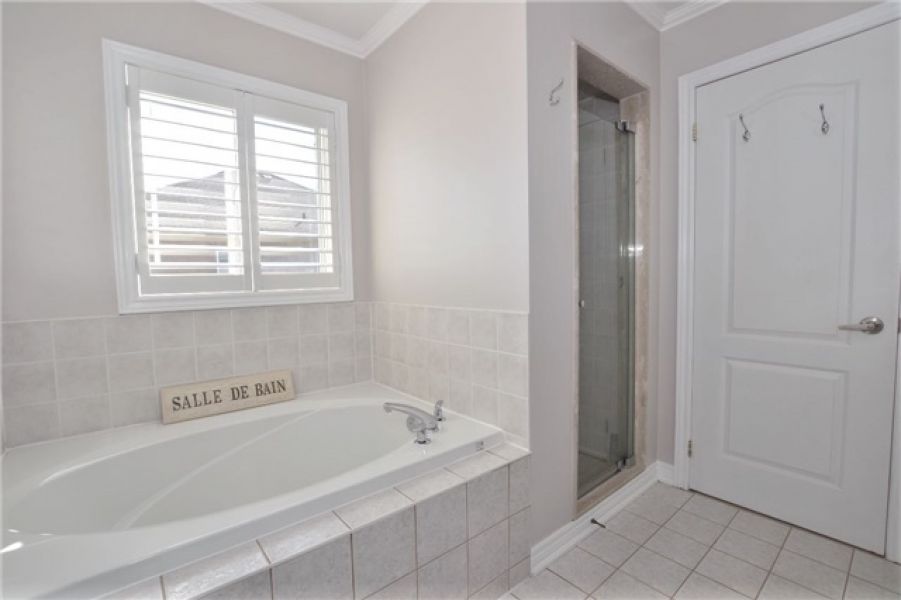 3 Bedroom Detach Home for Sale in Dempsey, Milton