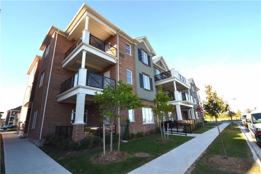 1+1 Bedroom Condo Town House for Sale in Uptown Core, Oakville 