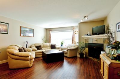 Bright Townhome in Awsome Location!