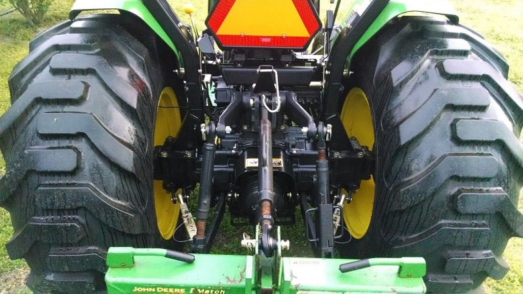 2013 John Deere 4105 4WD Tractor w/ Mower