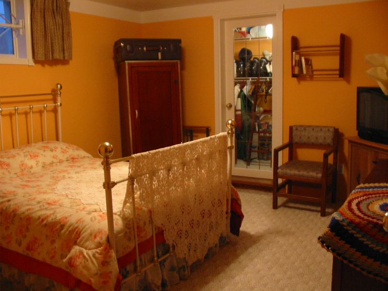 DAILY/WEEKLY Room Rent in CENTRAL NW Inner City, Calgary, by U of C, SAIT & FOOTHILLS HOSPITAL