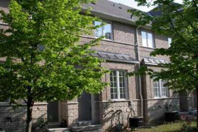 2 storey condo townhouse at Yonge/16th $369000 only