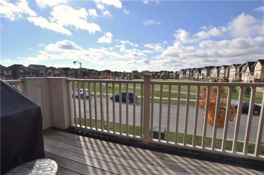 2+1 Bedroom Corner Townhouse For Sale in Harrison, Milton