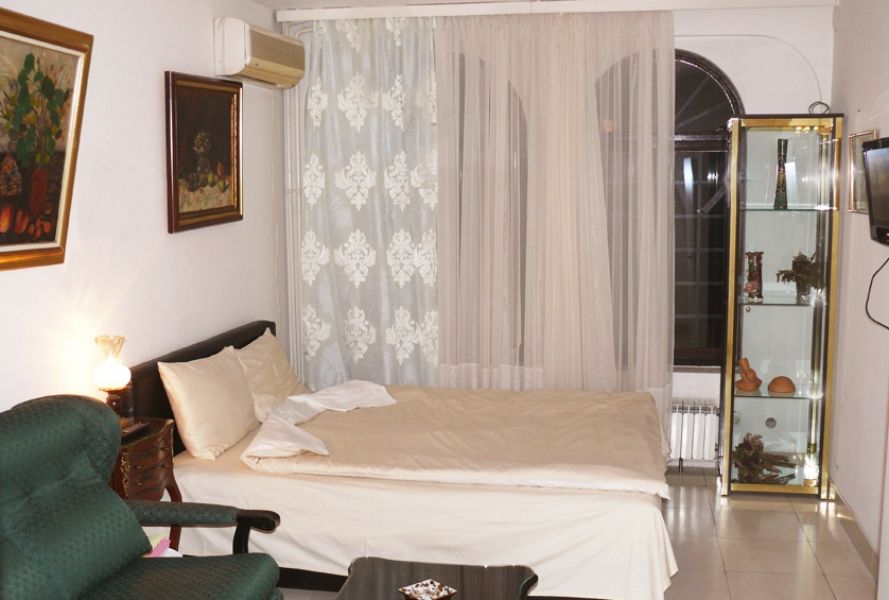 Cheap hotel accommodation rooms in over-night hostel ARS placed in Skopje, Macedonia