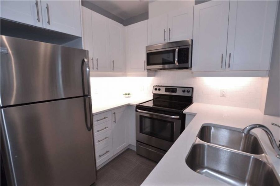 1+1 Bedroom Condo Town House for Sale in Uptown Core, Oakville 