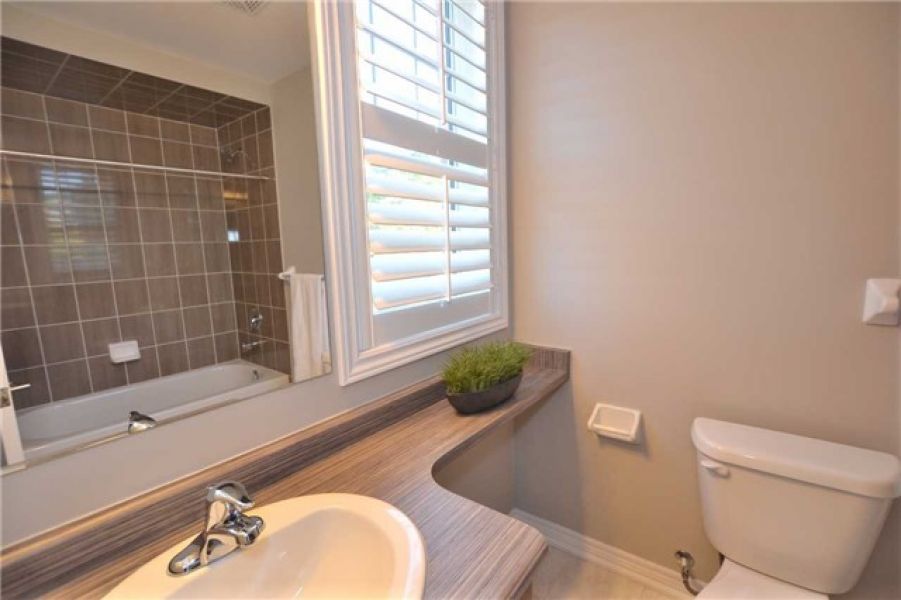 1+1 Bedroom Condo Town House for Sale in Uptown Core, Oakville 