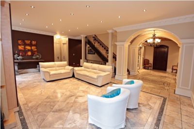 ELEGANT LIVING IN LORNE PARK