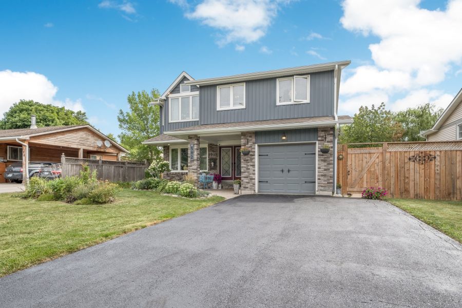 4 Bedroom Detached Home with Backyard Pool in Dorset Park, Milton