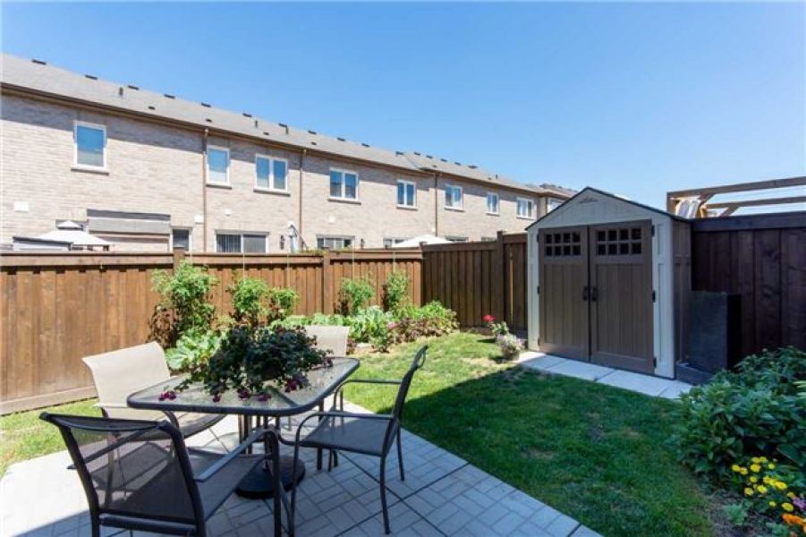 3 Bedroom Freehold Town House for Sale in Harrison Milton