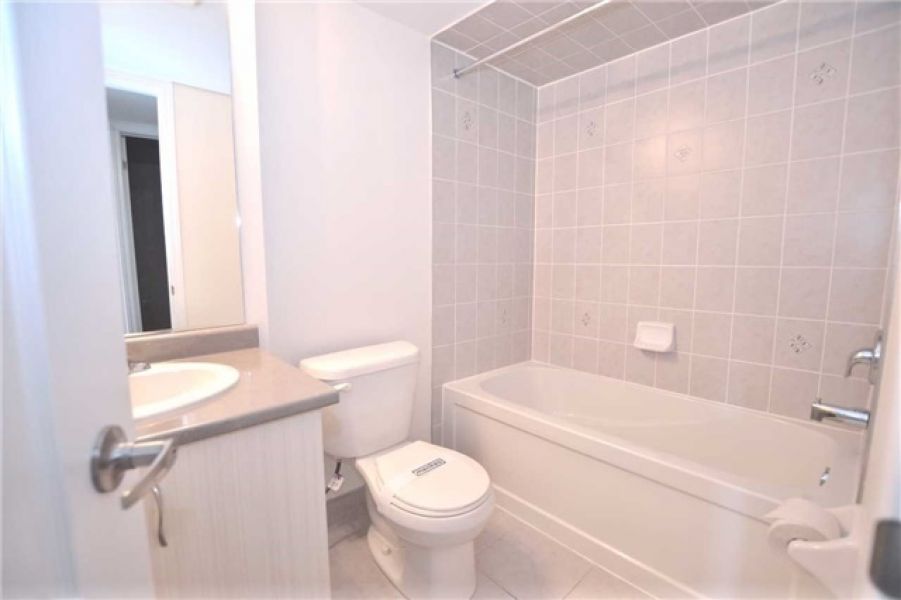 2 Bedroom Condo Town House For Sale in West Oak, Oakville