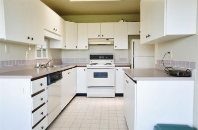 Level Entry Townhome w/ Panoramic Views!