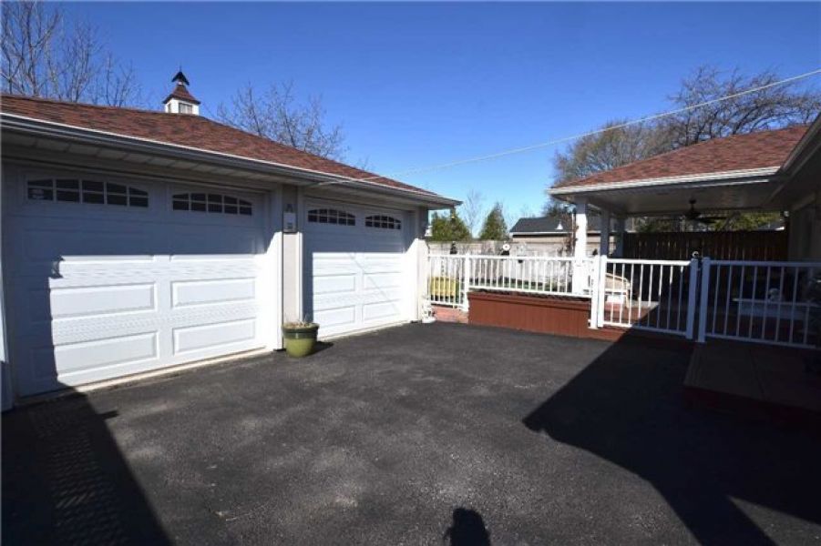 3 Bedroom Bungalow Home For Sale in Streetsville, Mississauga