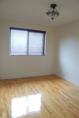 WATERFRONT 2-BEDROOMS*HARDWOOD*LARGE RENOVATED KITCHEN & BATH*FRIDGE STOVE DISHWASHER*PARKING