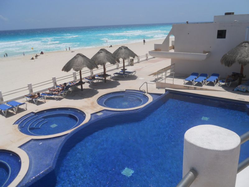 Cancun P-H infront of beach