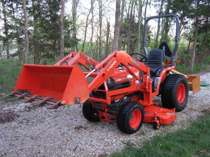 2004 Kubota B7610 Loader, Mower & Box Blade