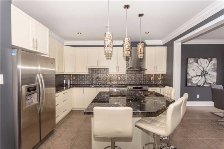 4+1 Bed Luxurious Detach Home For Sale in Willmott, Milton