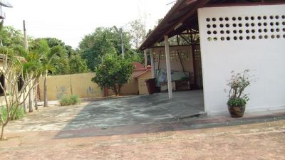 Extensive property suitable for private commercial use