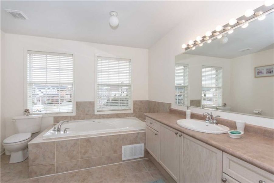 3 Bedroom Detach Home For Sale in Beaty Milton