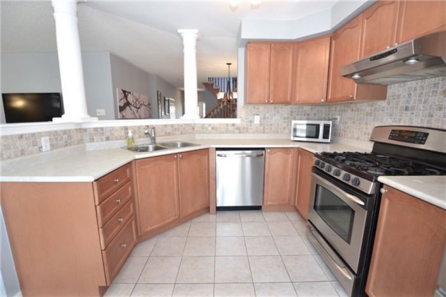 3 Bedroom Townhouse For Sale in Beaty, Milton