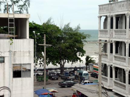 Jomtien Beach 20 Rooms Guesthouse Restaurant and bar / 