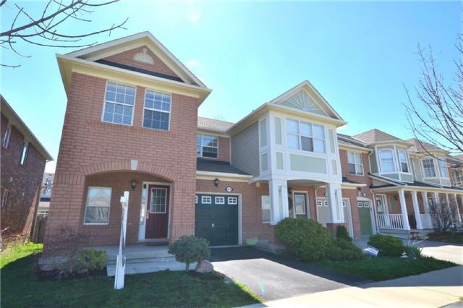 3 Bedroom Townhouse For Sale in Beaty, Milton