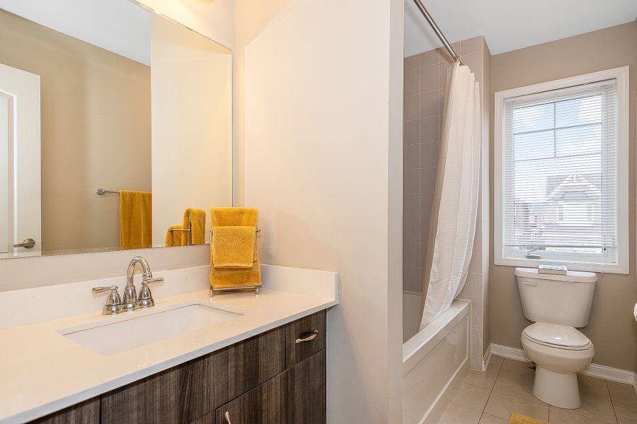 3 Bedroom Detach Home For Sale in Willmott, Milton