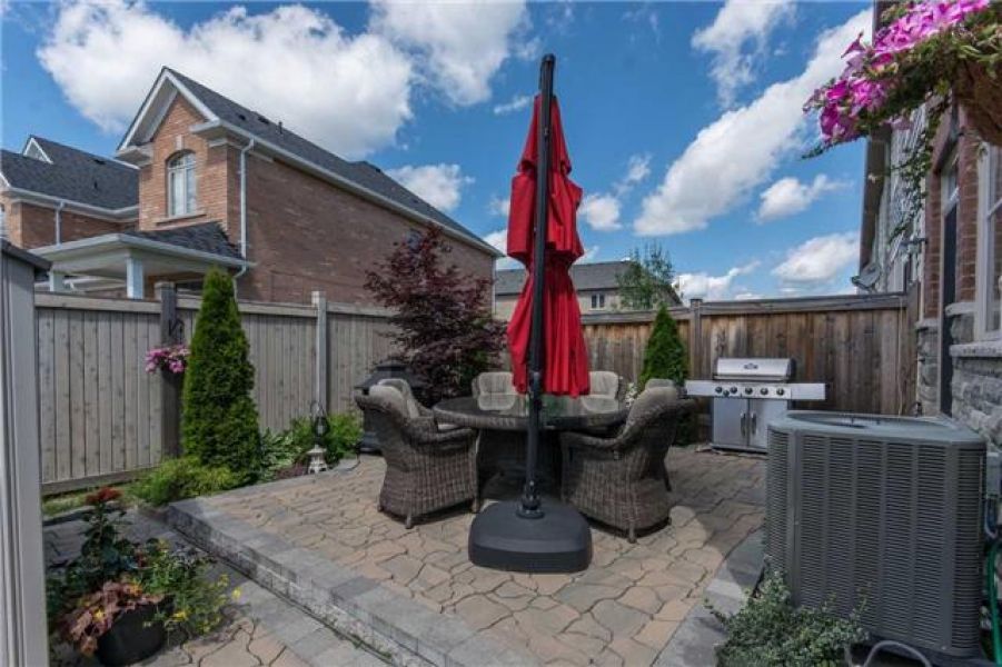 3 Bedroom Freehold End Unit Town House for Sale in Scott, Milton
