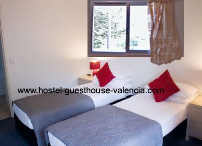 Hostel Valencia cheap 12.50E private rooms day12.50E, week100E, month320E