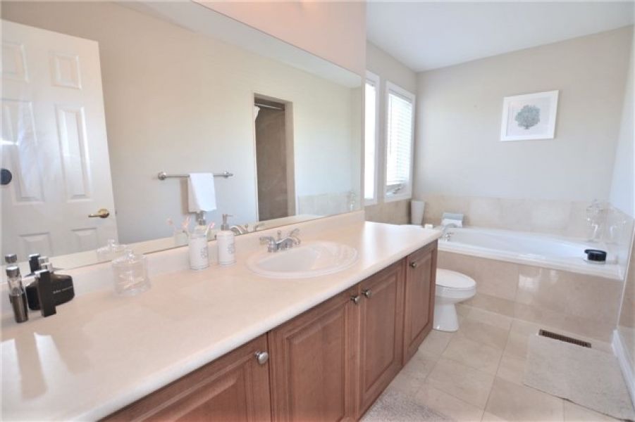 4 Bedroom Detached Home For Sale in Dempsey, Milton