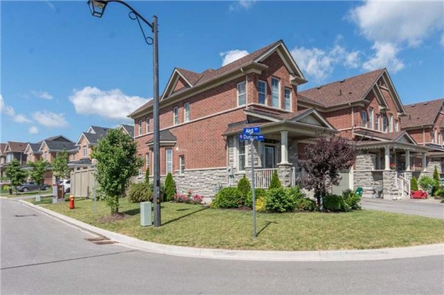 3 Bedroom Freehold End Unit Town House for Sale in Scott, Milton