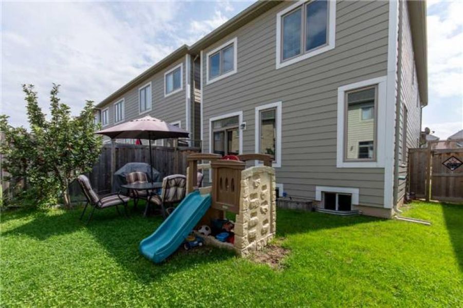 3 Bedroom End Unit Town Home for Sale in Scott, Milton