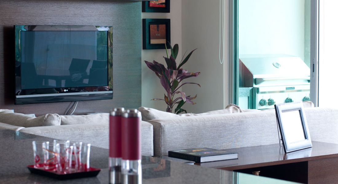 Swanky Tropical Pad Just for You!