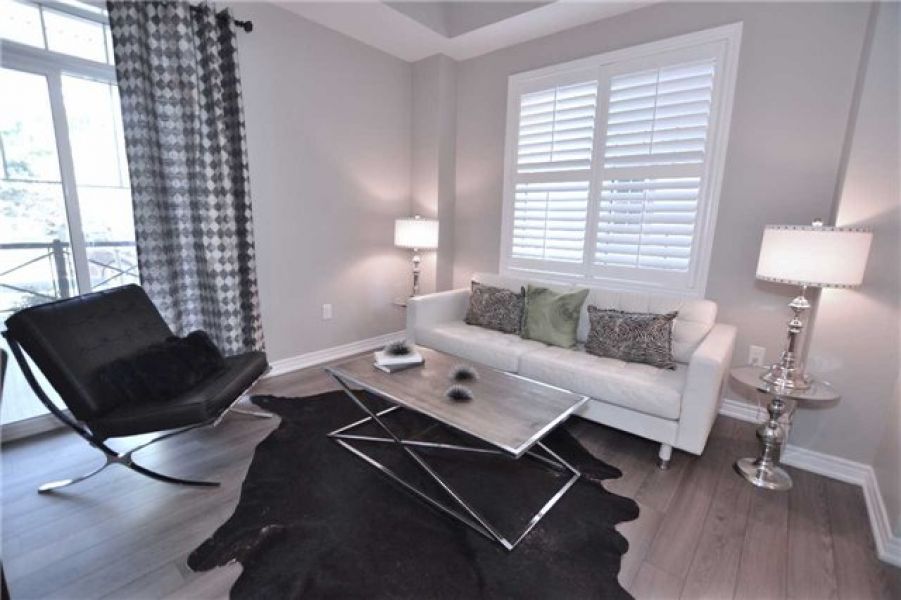 1+1 Bedroom Condo Town House for Sale in Uptown Core, Oakville 